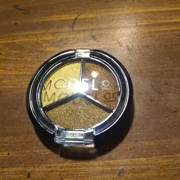 MODEL co - Picture 1 of 3